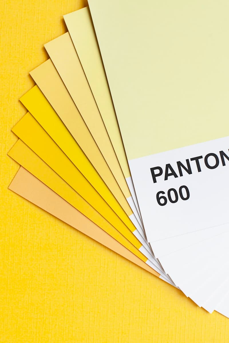 Sarı tonlarda dizilmiş pantone renk kartelası (geçici görsel)