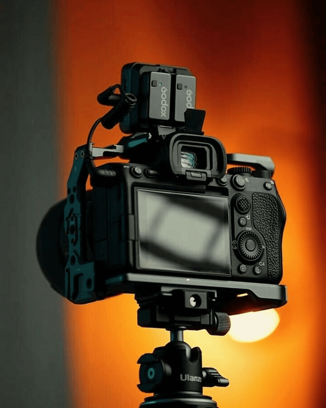 Gün batımında tripod üzerinde profesyonel video çekim kamerası